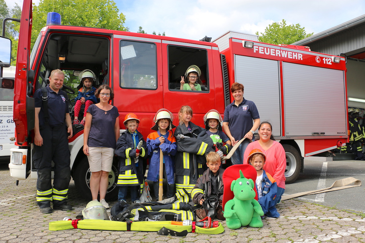 Kinder, Erzieherinnen und Ausbilder auf einem Foto